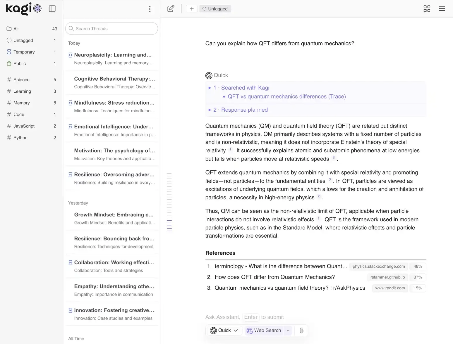 Официальный кадр Kagi Assistant: ответ про квантовую теорию поля со ссылками на источники